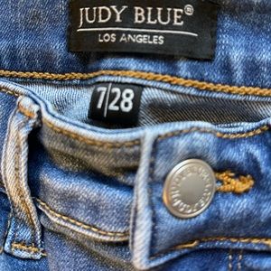 Size 7 /28 Judy Blue Shark Bite Hem Distressed Jeans.